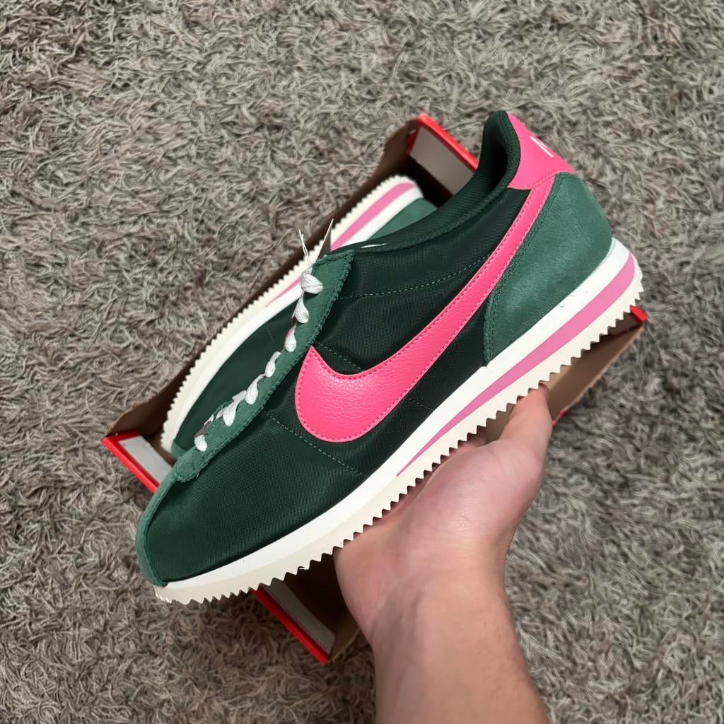 Nike Cortez groen roze maat 45.5/47, Ophalen of Verzenden, Nieuw, Sneakers of Gympen