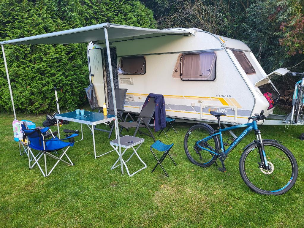 Delta 4400 caravan – compact, compleet & ideaal klusproject, Vast bed, Treinzit, 750 - 1000 kg, Particulier