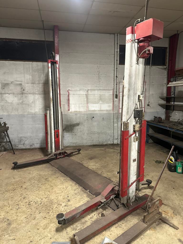 Goedwerkende Koni hefbrug - 2000 KG capaciteit, Ophalen