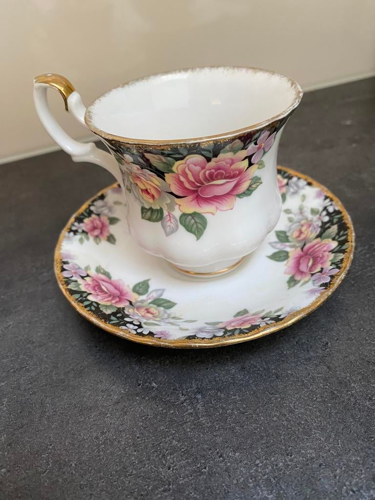 Royal albert , kop en schotel, Ophalen, Zo goed als nieuw, Porselein, Kop en/of schotel