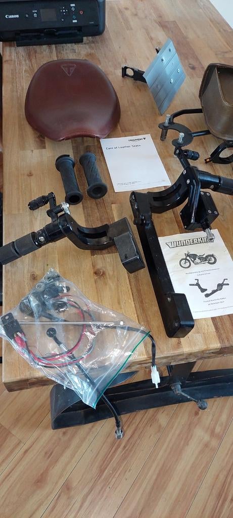 Triumph bobber onderdelen: zadel, handvatten, voetsteunen, Motoren, Ophalen of Verzenden, Gebruikt