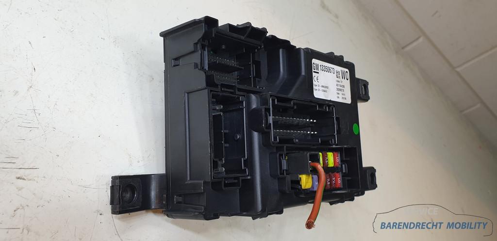Zekeringkast Opel Corsa D 13350673 401154265 28269215 origin, Gebruikt, Opel Automobile GmbH, Ophalen of Verzenden, Kontakt@opel-infoservice.de