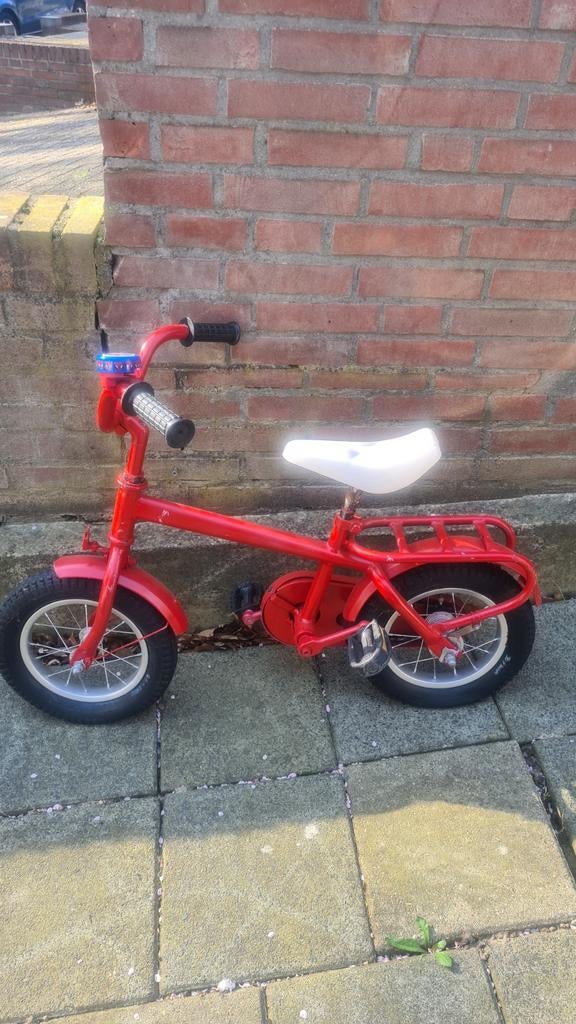 Kinderfietsje rood met gesloten kettingkast, Fietsen en Brommers, Fietsen | Kinderfietsjes, Ophalen of Verzenden