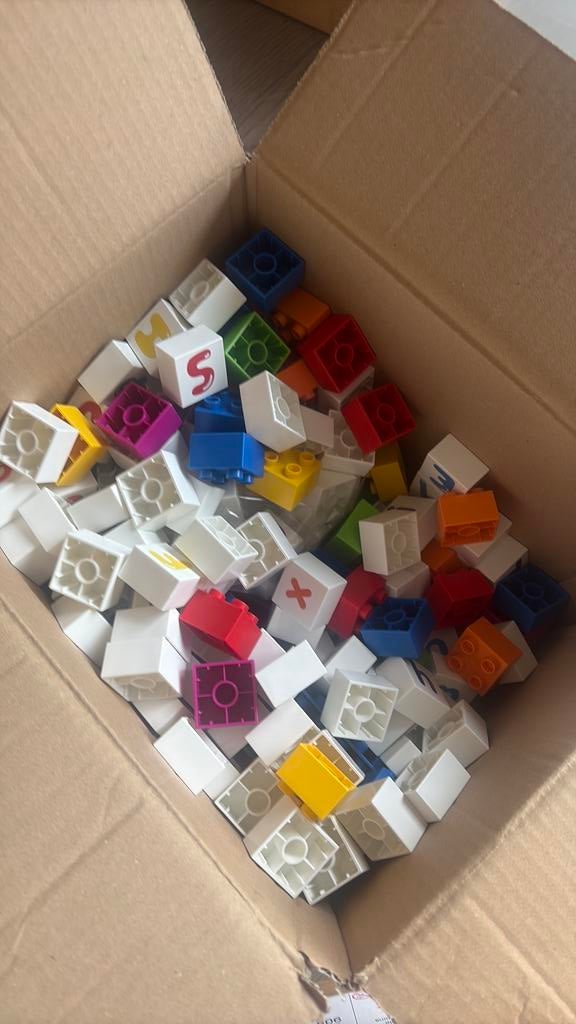Doos met letter duplo achtige blokken + bouwplaten, Ophalen of Verzenden, Zo goed als nieuw