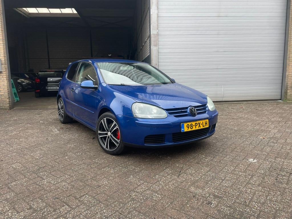 Volkswagen Golf 1.6 16V FSI Trendline, Auto's, Voorwielaandrijving, 15 km/l, Metallic lak, Zwart