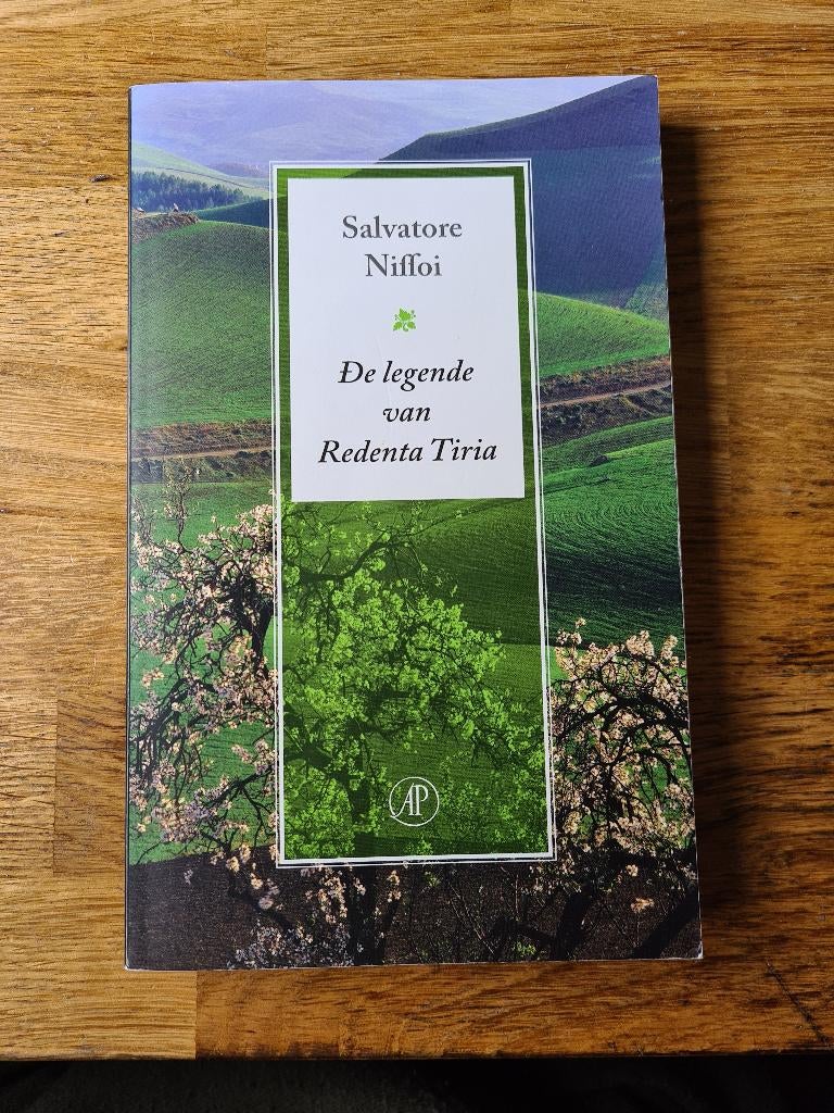 Boek De legende van Redenta Tiria. Salvatore Niffoi, Ophalen, Zo goed als nieuw, Salvatore Niffoi