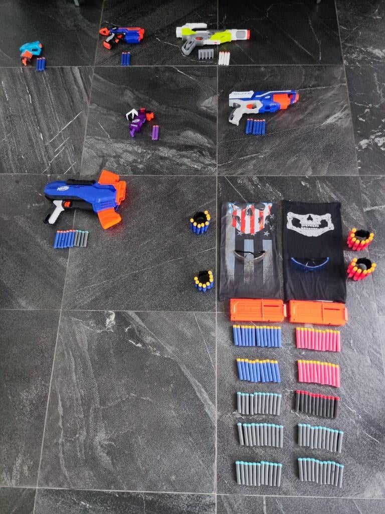 Grote set nerf pistolen en accessoires (zie foto's), Ophalen of Verzenden, Zo goed als nieuw