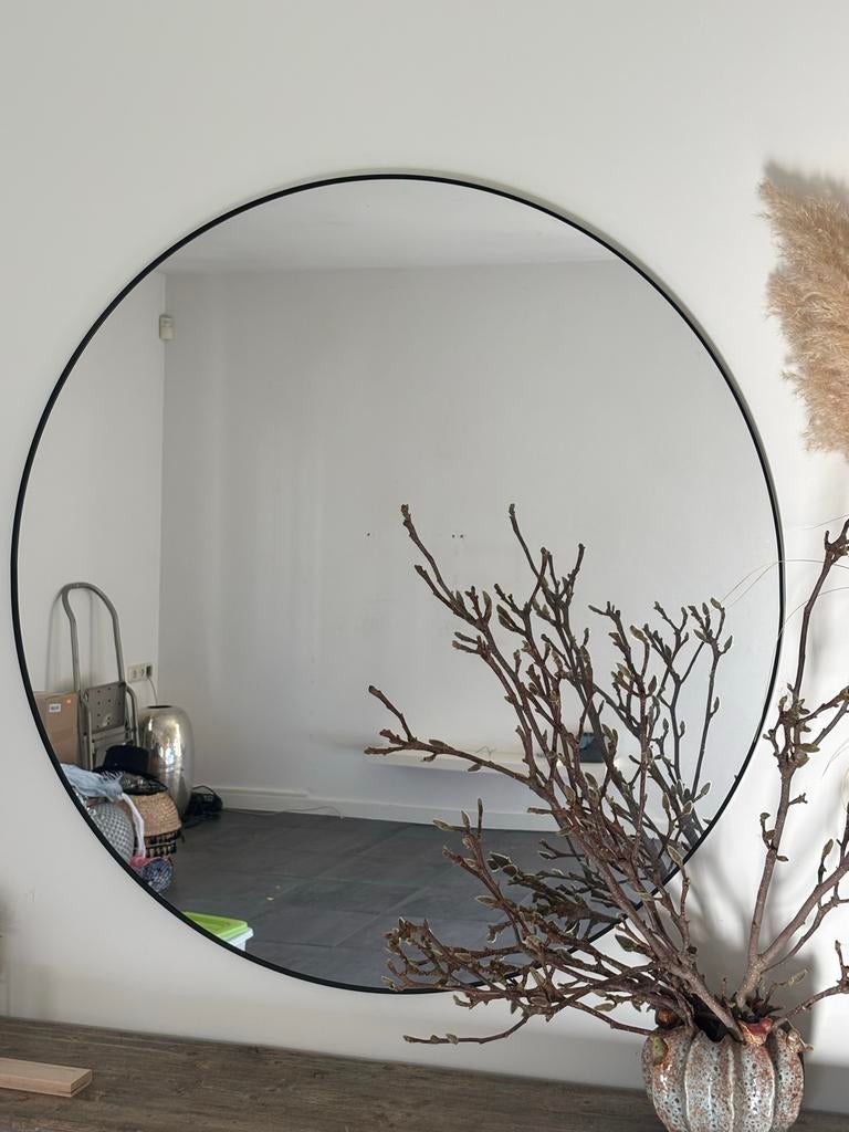 IKEA Lindbyn zwarte ronde spiegel 110 cm, Huis en Inrichting, Woonaccessoires | Spiegels, Ophalen, 100 tot 150 cm, Rond, Zo goed als nieuw
