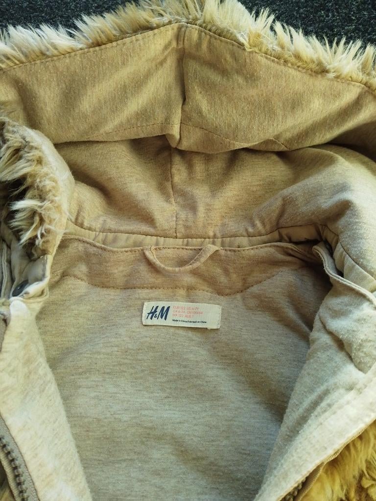 Leuke bruine fluffy bodywarmer van H&M, Maat 122, Kinderen en Baby's, Kinderkleding | Maat 122, Meisje, H&M, Ophalen of Verzenden
