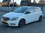 Mercedes-Benz B-Klasse 1.6 Sport B180 LED AUT Dct7 2014 Wit, Auto's, Mercedes-Benz, 1325 kg, Zwart, 4 cilinders, Leder en Stof