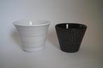 vintage bloempot aardewerk erica wit adco zwart relief., Gebruikt, Rond, Binnen, Ophalen of Verzenden