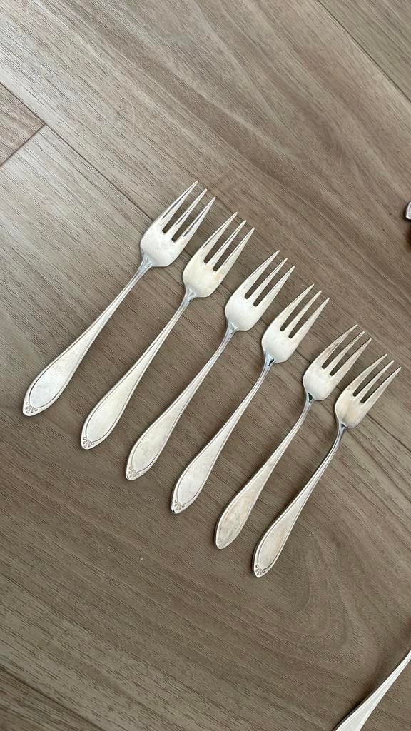 Verzilverde taartvorkjes Christofle Versailles, Ophalen of Verzenden, Zo goed als nieuw, Vaatwasserbestendig, Los bestek
