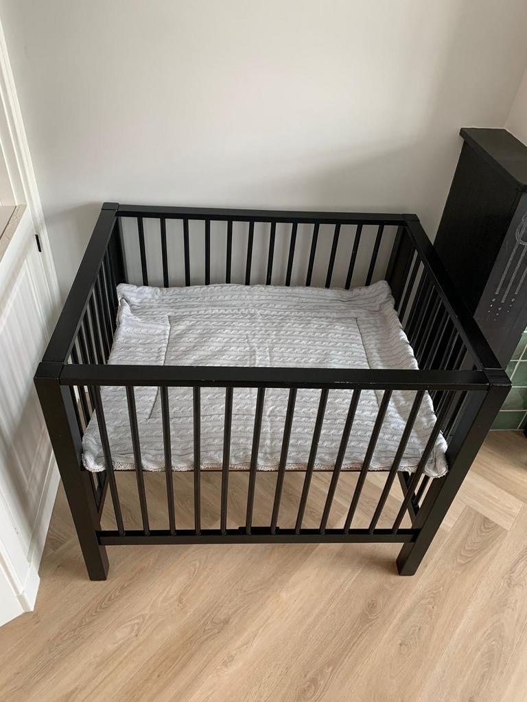 Zwarte Baby Box - inclusief jolien baby kleed, Kinderen en Baby's, Boxen, Ophalen of Verzenden, Gebruikt, Vierkant, In hoogte verstelbaar