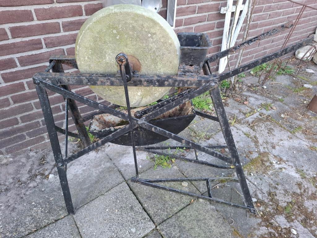 Antieke slijpsteen op ijzeren onderstel, Antiek en Kunst, Antiek | Gereedschap en Instrumenten, Ophalen