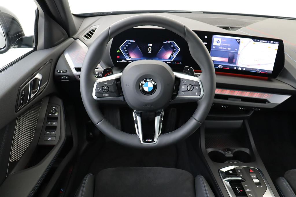 BMW 1-serie 120 M SPORT DESIGN EDITION -PANO.DAK|M-SPORT|PRI, Auto's, BMW, 12 maanden, Lichtsensor, Zwart, Origineel Nederlands
