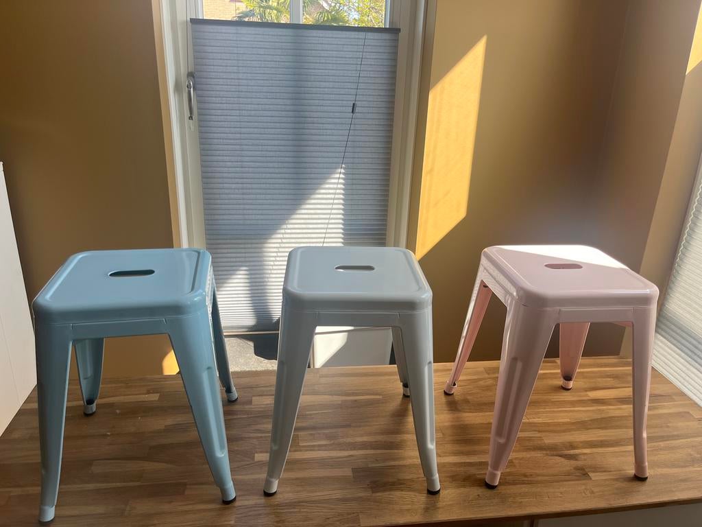 Set van 3 stapelbare metalen krukjes - blauw, wit, roze, Huis en Inrichting, Krukjes, Ophalen, Gebruikt, IJzer