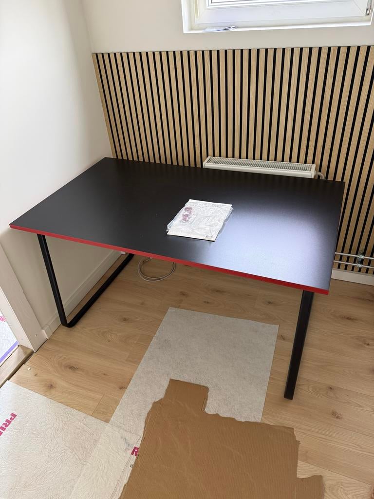 Ikea Bureau - Perfect voor Thuiswerken & Gamen!, Ophalen, Zo goed als nieuw