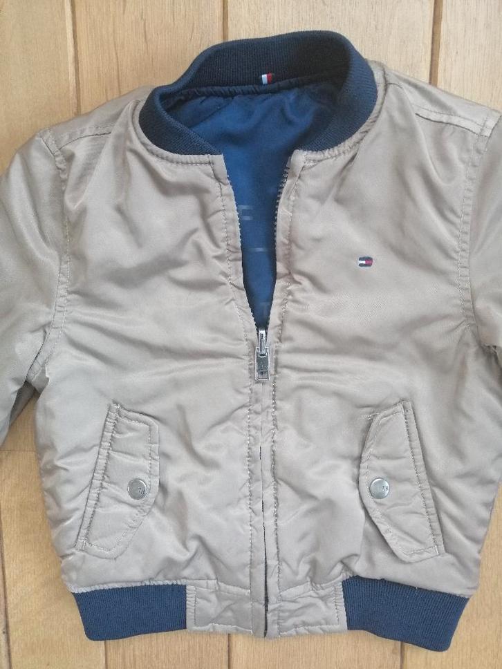Tommy Hilfiger bomber jack zand donker blauw maat 98 - zgan, Kinderen en Baby's, Kinderkleding | Maat 98, Zo goed als nieuw, Jongen