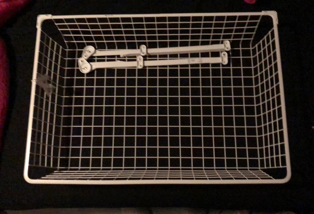 Witte metalen draadmand met ophangsysteem pax kast, Huis en Inrichting, Woonaccessoires | Schalen en Manden, Overige materialen