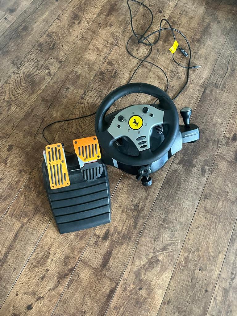 Thrustmaster Ferrari Racing Wheel met pedalen, Ophalen of Verzenden, Gebruikt, Racen en Vliegen