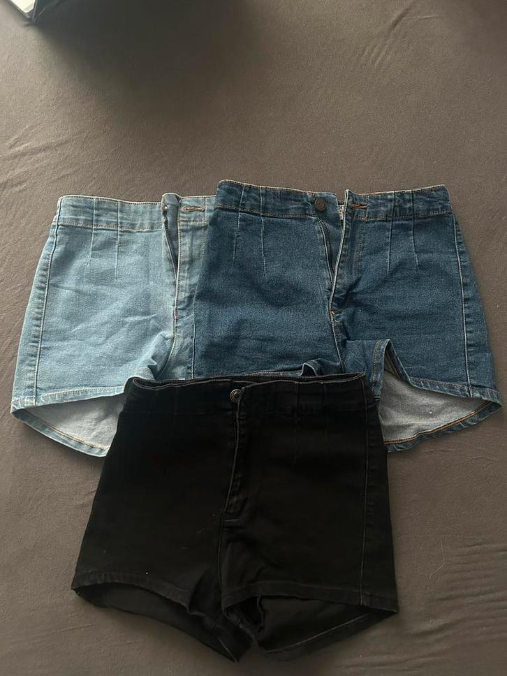 3 Bershka denim korte broeken hoge taille - diverse kleuren, Kleding | Dames, Broeken en Pantalons, Zo goed als nieuw, Maat 36 (S)
