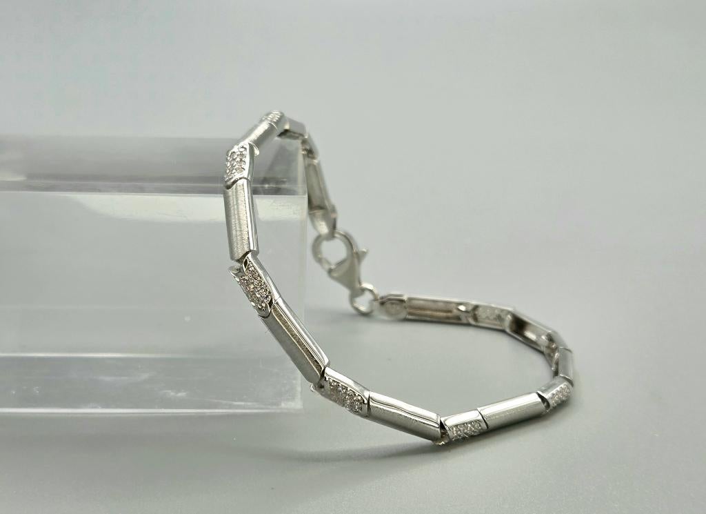 Zilveren staafjes schakel armband met zirkonia. 2026/200.