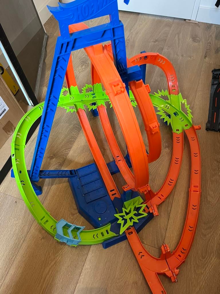 Hot wheels baanset met 5 crashzones, Kinderen en Baby's, Speelgoed | Racebanen, Ophalen, Zo goed als nieuw, Handmatig, Hot Wheels