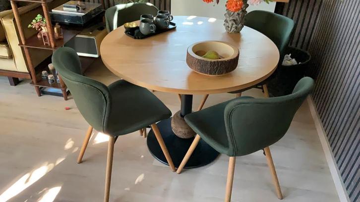 Groene eetkamerstoel met houten poten kuipzit., Huis en Inrichting, Stoelen, Gebruikt, Vier, Hout, Metaal, Stof, Overige kleuren