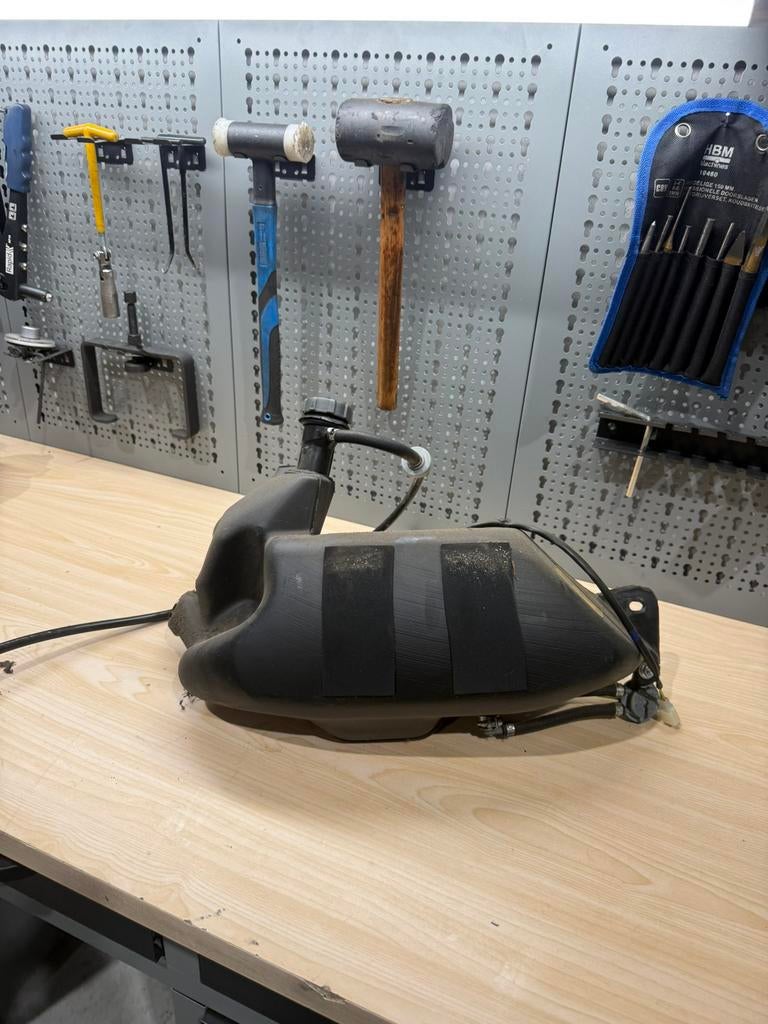 Benzine tank Vespa Sprint/Primavera 2V/4V 4takt, Fietsen en Brommers, Ophalen, Zo goed als nieuw, Tank, Vespa