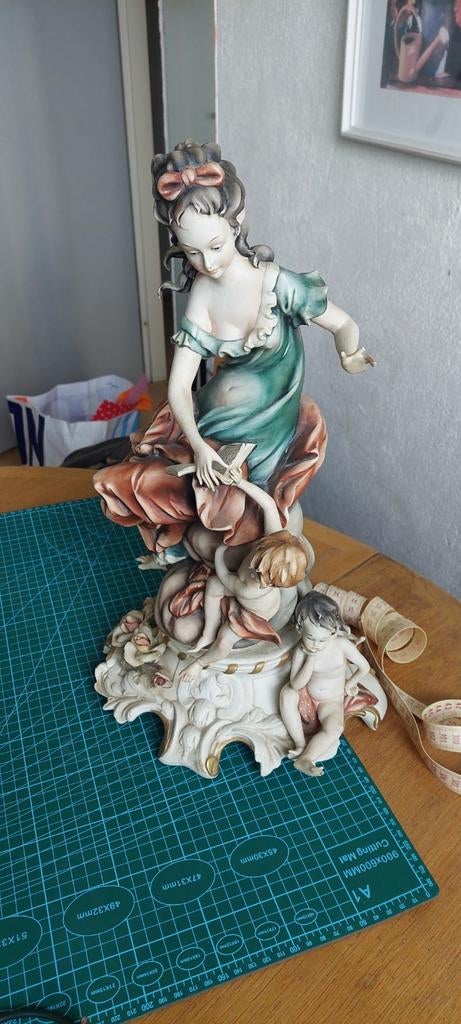 Prachtig Porseleinen Beeld: Vrouw met Kinderen, Antiek en Kunst, Antiek | Porselein, Ophalen of Verzenden