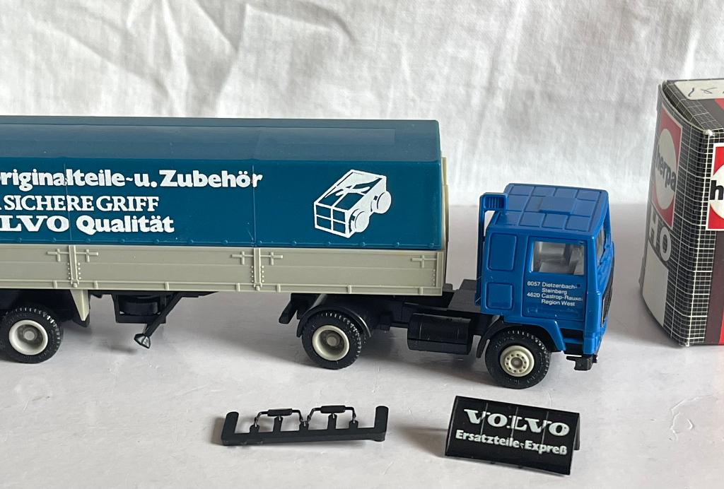 Herpa: Volvo F12 met oplegger "VOLVO Qualität", Hobby en Vrije tijd, Modelauto's | 1:87, Ophalen of Verzenden, Zo goed als nieuw