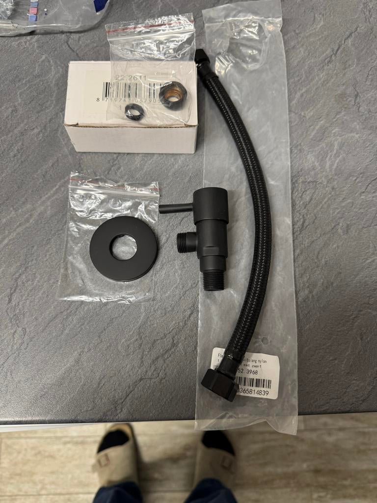 Nieuw Muur Stopkraantje Mat Zwart met Flexibele Slang, Ophalen of Verzenden, Nieuw, Chroom, Kraan