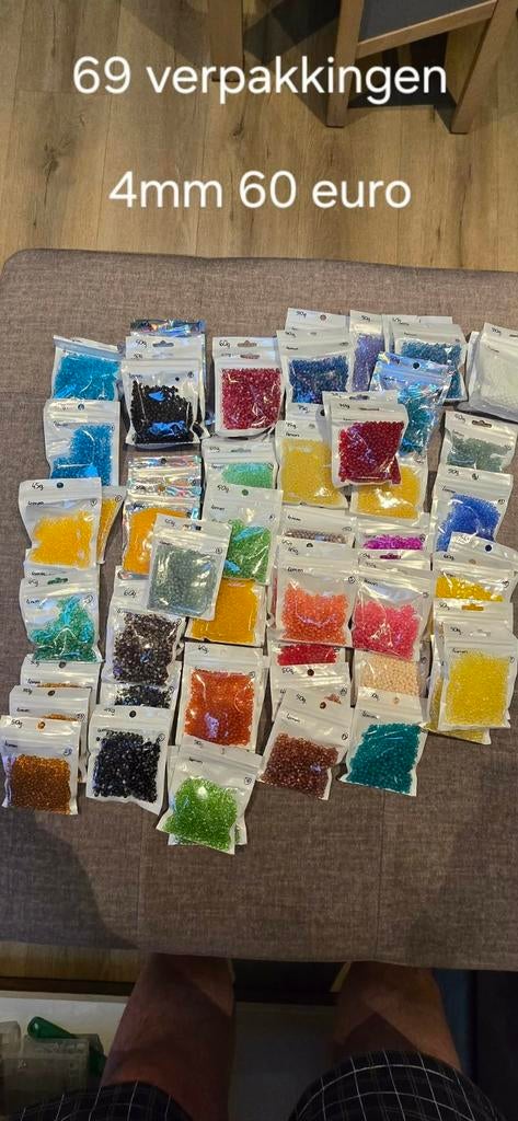 69 verpakkingen glaskralen 4mm, Ophalen of Verzenden