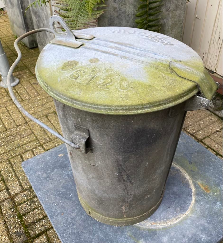 Vintage Zinken Afvalemmer met Opdruk Wijchen, Ophalen