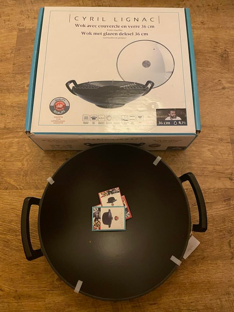 Cyril Lignac Gietijzeren Wokpan 36cm met Glazen Deksel, Gietijzer, Nieuw, Ophalen of Verzenden, Keramische plaat