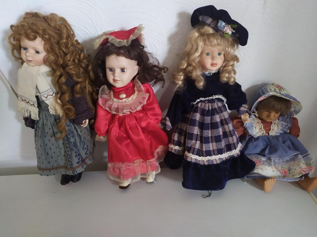 Vier poppen, 2 met standaard, Verzamelen, Poppen, Ophalen, Gebruikt, Pop