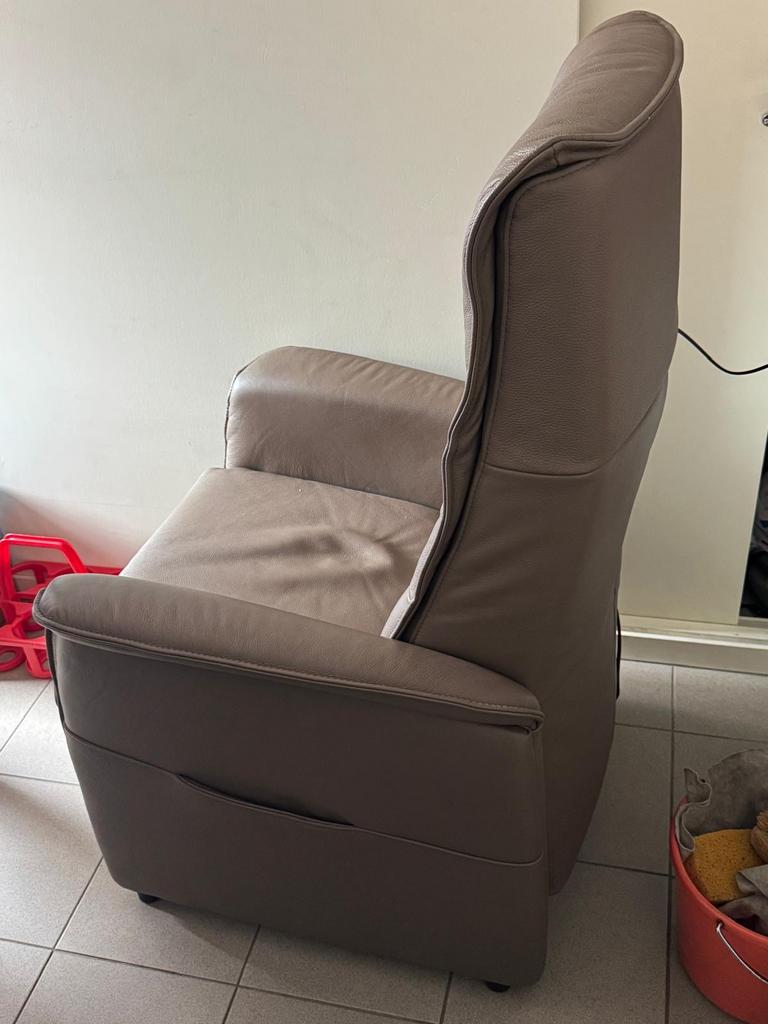 Sta op stoel, leverkleurig leer, Huis en Inrichting, Fauteuils, Ophalen, Gebruikt, 50 tot 75 cm, Leer