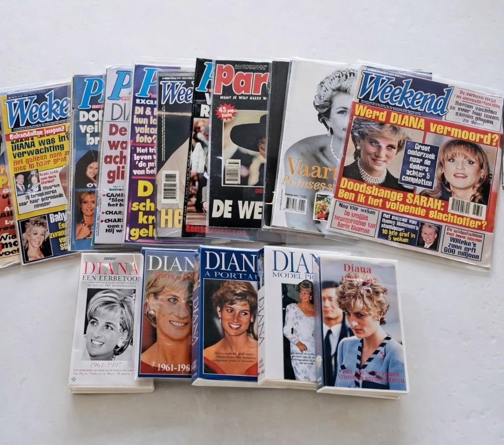 12 tijdschriften Princess Diana 1997 +5 videobanden., Boeken, Ophalen of Verzenden, Gelezen