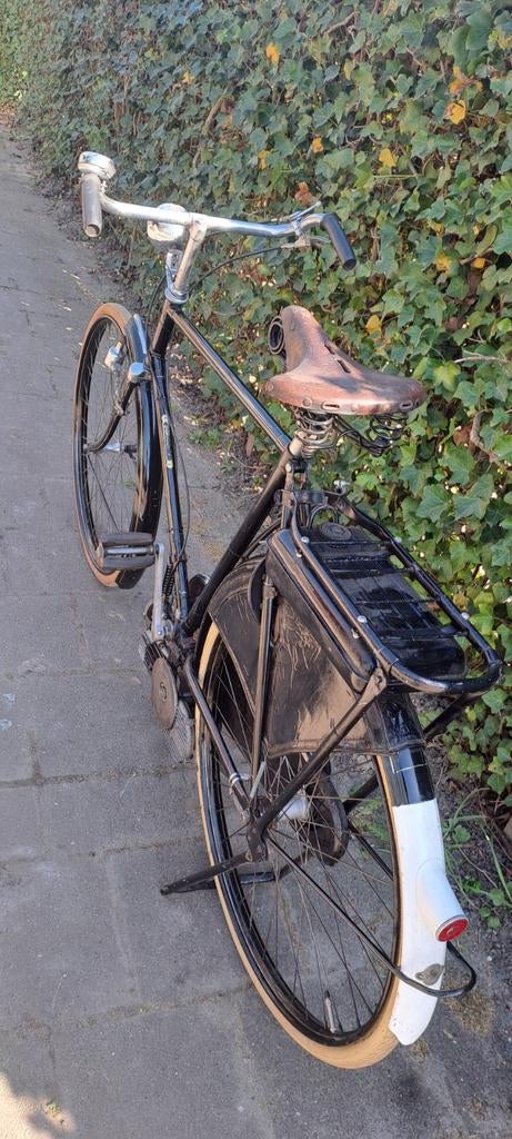 Vintage Zwarte Fiets met Leren Zadel en Bagagedrager, Fietsen en Brommers, Ophalen of Verzenden