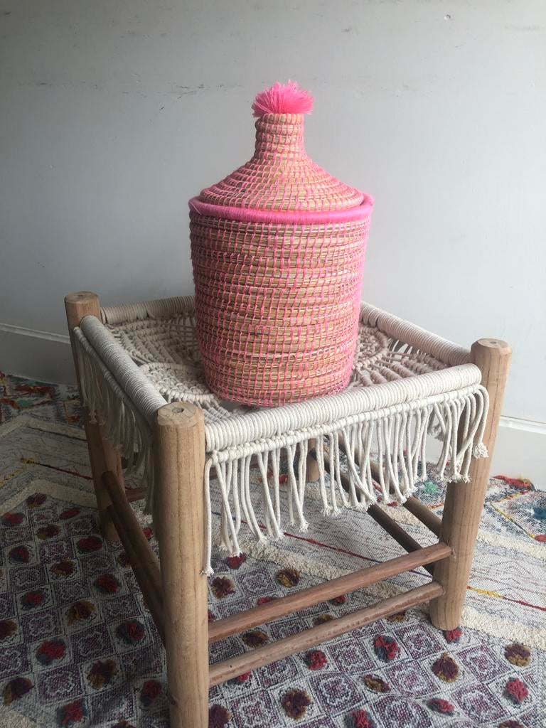 Prachtige handgemaakte Berber pompom mand uit Marokko, Huis en Inrichting, Woonaccessoires | Schalen en Manden, Mand, Verzenden