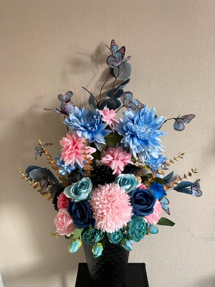 Bloemstuk met vaas, Huis en Inrichting, Woonaccessoires | Vazen, Gebruikt, Overige kleuren, 50 tot 75 cm, Kunststof, Ophalen