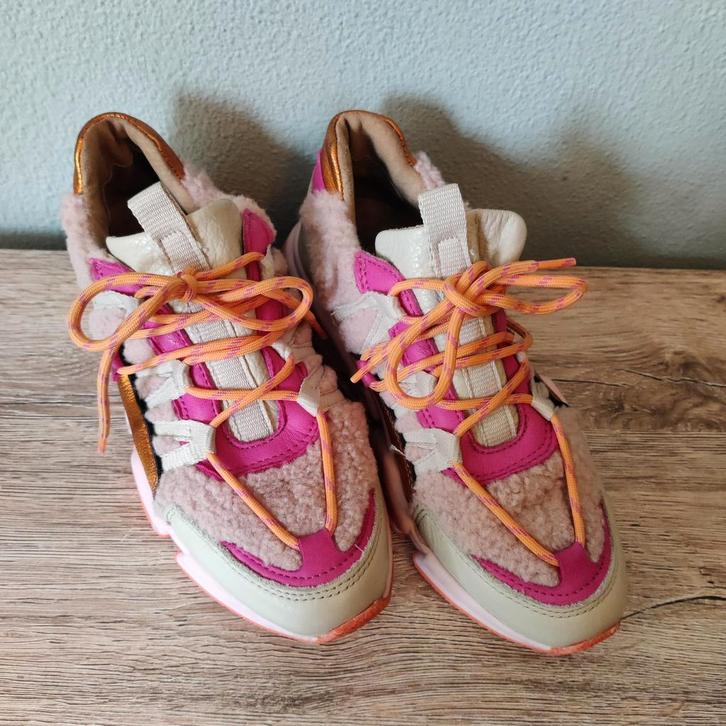 Trendy DW//RS maat 37 sneakers - teddy stof + felle accenten, Kleding | Dames, Schoenen, Zo goed als nieuw, Sneakers of Gympen
