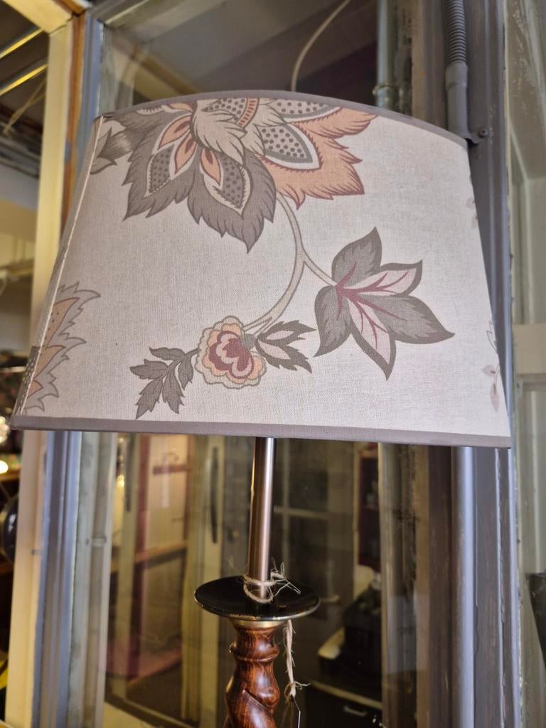 Vintage tafellamp met gedraaide houten voet en bloemenkap, Ophalen of Verzenden
