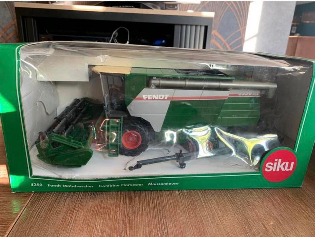 Siku Fendt Mähdrescher nieuw in doos, Hobby en Vrije tijd, Modelauto's | 1:32, Ophalen of Verzenden, Zo goed als nieuw, Tractor of Landbouw