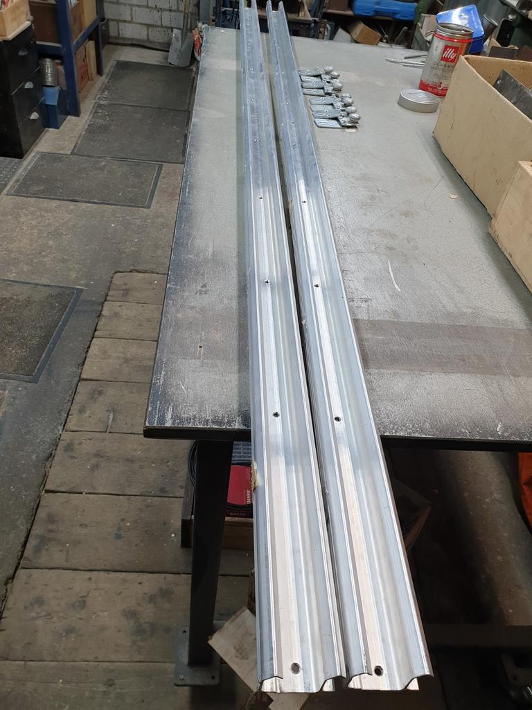 Rail voor hangschuifdeur dubbel, 2x2 mtr, met 8 geleiders, Doe-het-zelf en Verbouw, Metalen, Ophalen