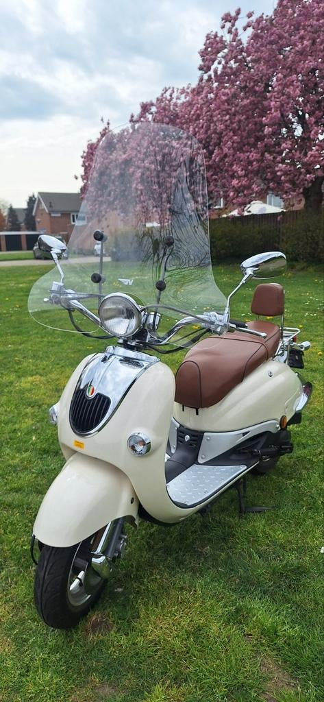 Mooie retro scooter met windscherm, Fietsen en Brommers, Snorfietsen en Snorscooters, Ophalen, Zo goed als nieuw, Benzine, Overige merken