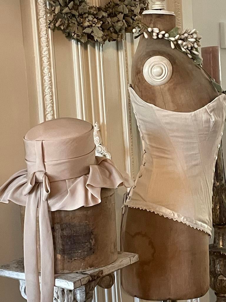 Vintage Hoed in Zachtroze Zijde met Ruches en Lint, Ophalen of Verzenden, Dames