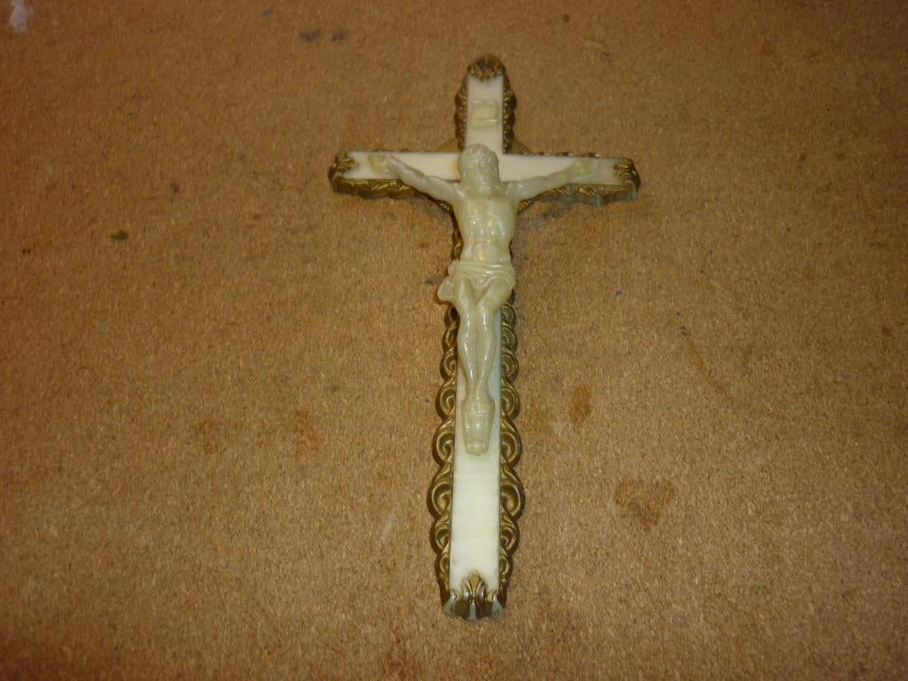 Mooi kruisje met Jezus erop en is in goede staat, Ophalen of Verzenden