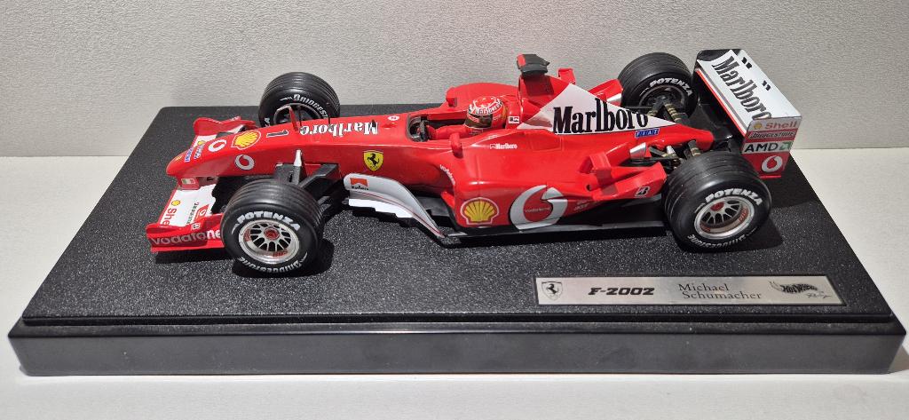 F1 Ferrari F2002 Michael Schumacher Marlboro Livery 1/18, Ophalen of Verzenden, Zo goed als nieuw, Auto, Hot Wheels
