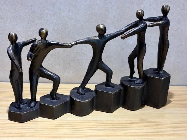 Bronzen beeldje samenwerking / teamwork., Ophalen of Verzenden, Brons
